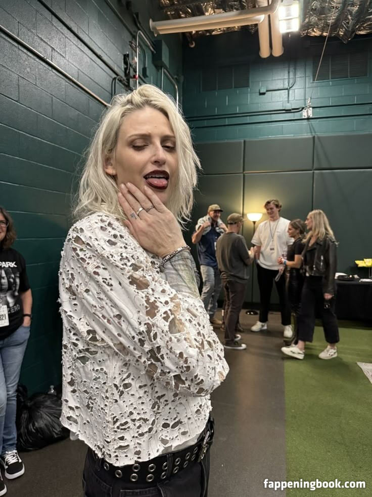 Emily Armstrong Nude, OnlyFans Leaks, Fappening - FappeningBook